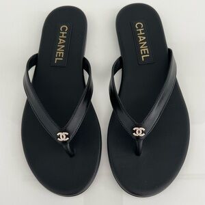 CHANEL CC CRYSTAL BLACK LEATHER THONG SANDALS SIZE IT 37.5 / US 7.5 NIB!